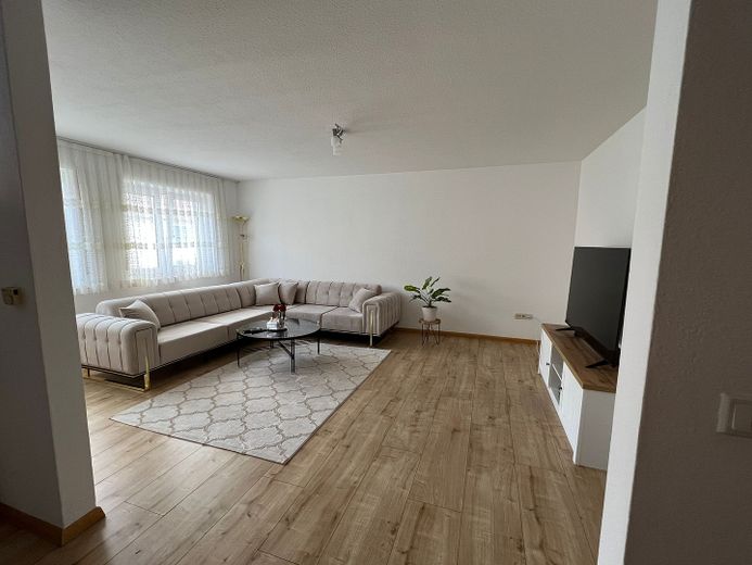Mtl. 545€ Rate für Eigennutzer!!! Schöne 4,5 Zi-Whg. mit Balkon in Ablach zu verkaufen! (6) (ID-130) – Wohnzimmer