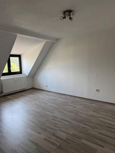 Charmante Dachgeschosswohnung im 2. Obergeschoss – großzügiges Wohnen im beliebten Stadtosten – SZ 1