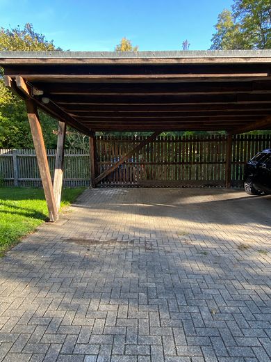 Geschützter Carport-Stellplatz in zentraler Lage nahe Saaleauen – Linker Stellplatz frei