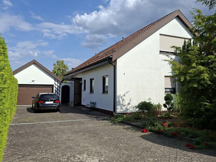 Sehr gepflegtes Zweifamilienwohnhaus in ruhige Wohnlage mit großem, sonnigem Gartengrundstück – Außenansicht