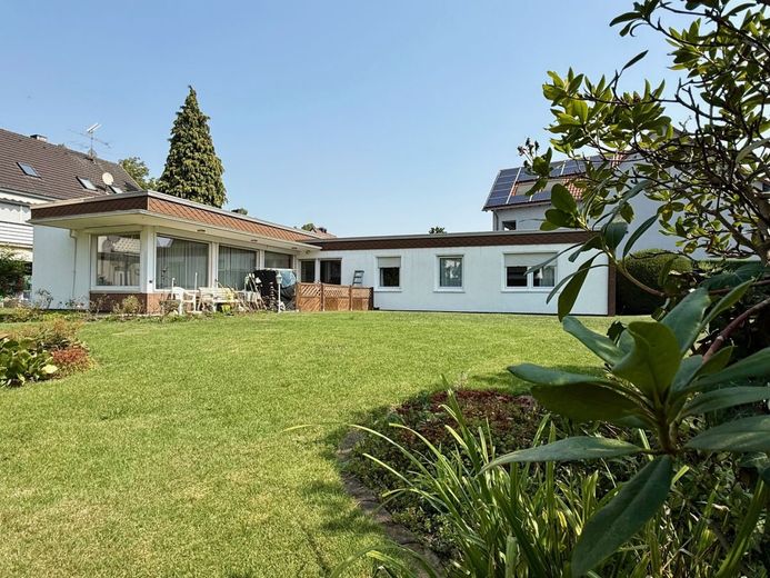 Fröndenberg-Westick: Flachdach-Bungalow mit Gartenoase als perfekter Rückzugsort! – Bungalow Fröndenberg-Westick mit Garten