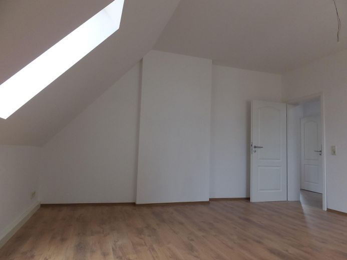 Großzügiger Altbaucharme in zentraler Lage – 4‑Raum‑Wohnung mit besonderem Grundriss – Zimmer 1
