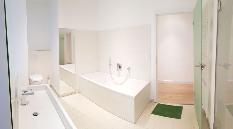 Hauptbad mit Wanne & Dusche