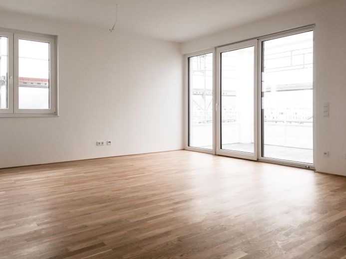 Skyline manzaralı, kapalı balkonlu, ankastre mutfaklı ve kapalı otoparklı aydınlık 2 odalı daire, Frankfurt-Riedberg – Wohn- Essbereich