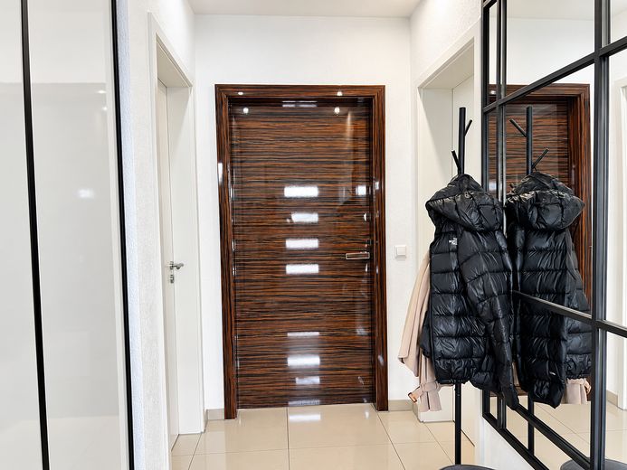 Winkelbungalow mit Sonnenterrasse und großzügigem Wohnambiente – Eingangsbereich 2