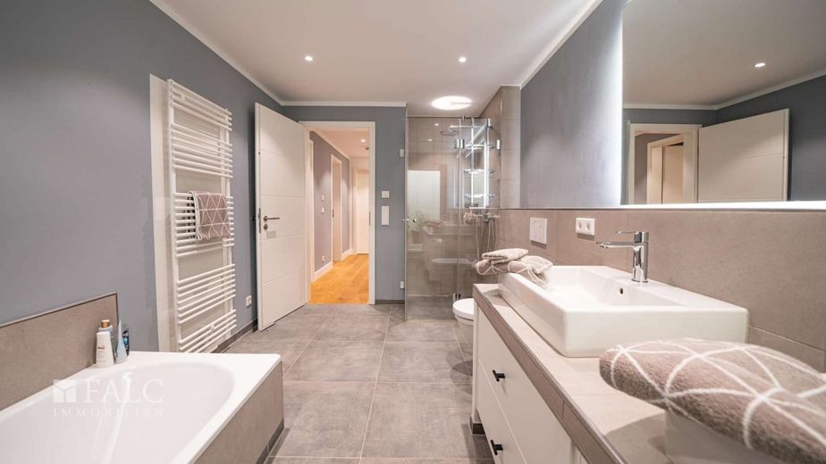 Alt Westerland: Heimkommen auf Sylt - Wohnen mit Herz und Seele – Souterrain Badezimmer mit Badewanne