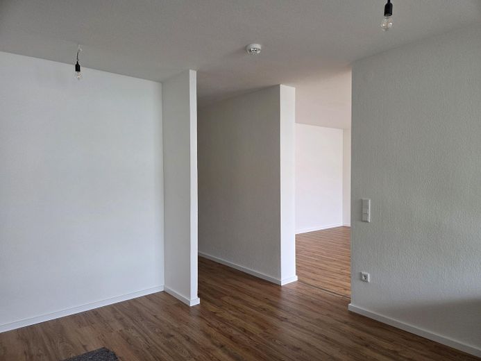 Ampio appartamento di 2 locali con 85,5 m², balcone esposto a sud-ovest e posto auto in garage sotterraneo – primo utilizzo dopo la ristrutturazione – Flur
