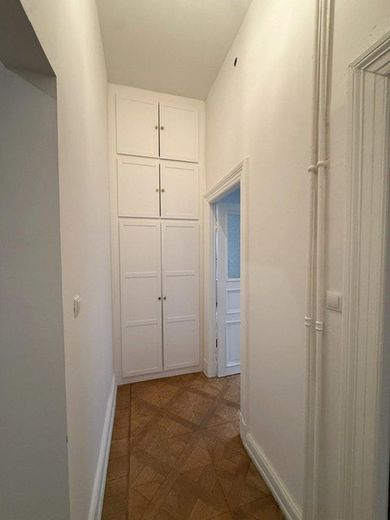 Stilvolle 2 Zimmer Altbauwohnung in der Belleetage in Hamburg-Harvestehude - – Flur mit Einbauschränken
