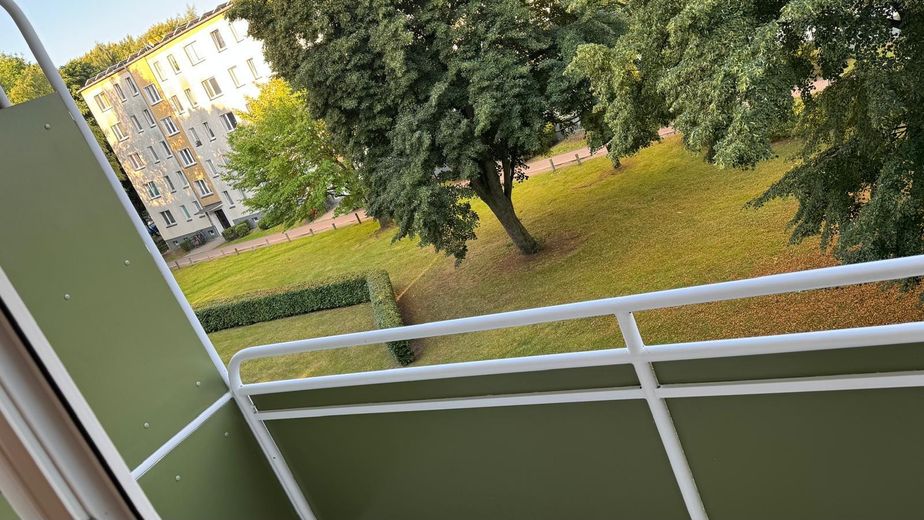 Tolle 3 Zimmer Wohnung mit Balkon, RENOVIERT !, leer, gute Energieklasse, Kapitalanlage/Eigennutzung – Blick vom Balkon