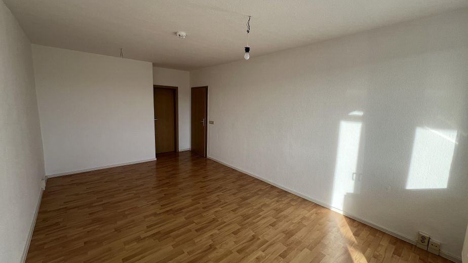 sonnige 3-Raum-Wohnung/Balkon mit Laminat und Einbauküche – Wohnen