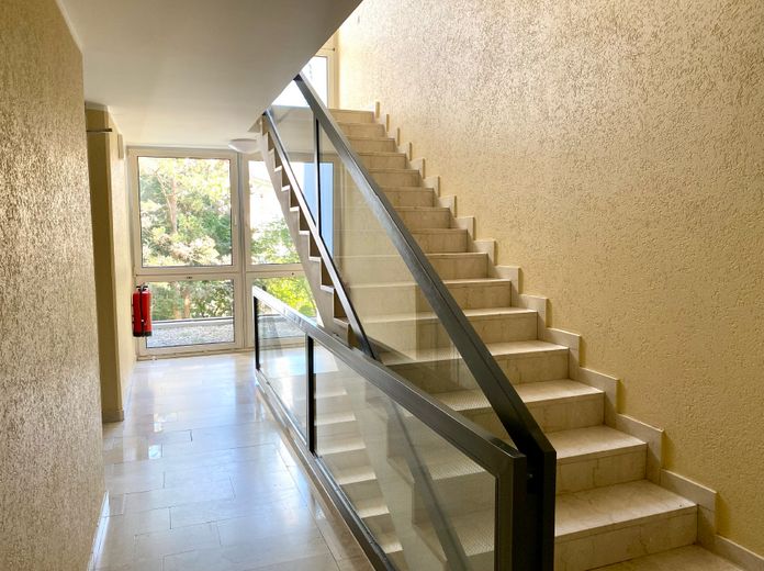 Appartamento ben tenuto e tranquillo con grande loggia al piano rialzato – Treppenhaus