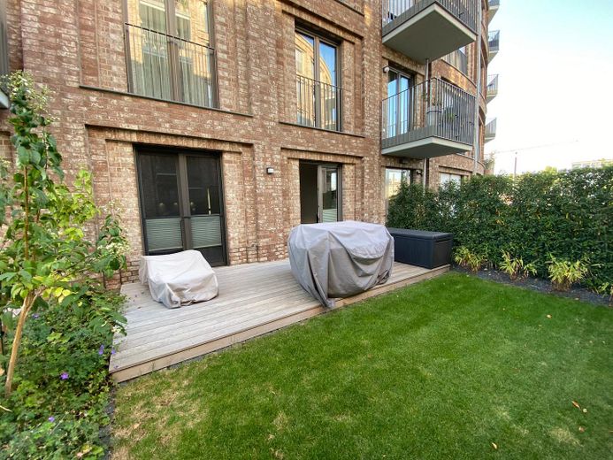 Wohnen am Rhein im Zollhafen – 2-Zimmer-Wohnung in den Schiffshäusern mit Rheinblick und Garten – Wohnzimmer mit Gartenzugang