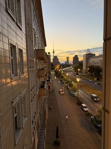 Freie 4 Zi., 4.OG, Karl-Marx Allee/Andreasstr. 46, direkter Blick auf Fernsehturm & Frankfurter Tor – Zi. Fernsehturm Sundowner