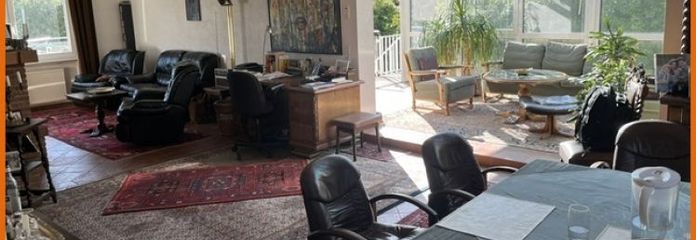 Großzügiges Wohlfühlzuhause: Großzügige Räume mit Kamin, hellem Wintergarten und sonniger Terrasse!