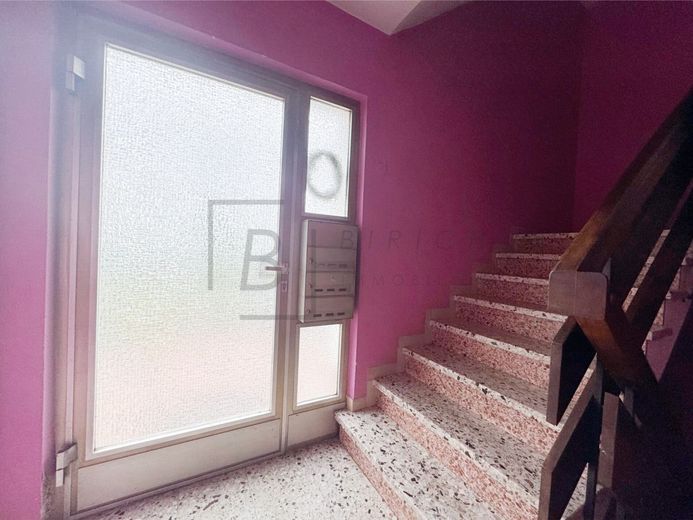 Geräumige 4-Zimmer-Wohnung mit sonnigem Balkon und Garagenstellplatz – Haupteingang