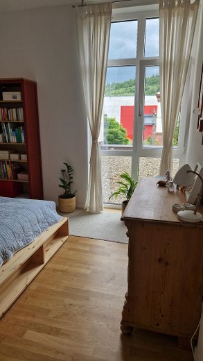 شقة جذابة خالية من العوائق في المدينة مع تراس كبير – Schlafzimmer bodent Fügeltür
