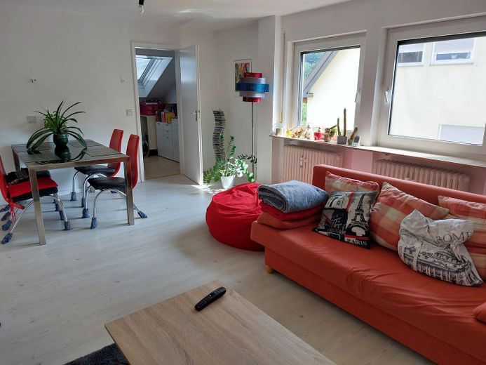 Dicht bij de stad, maar toch midden in het groen: lichte, rustige 3-kamerwoning – Wohnzimmer