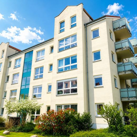 VERMIETETE 2-RAUMWOHNUNG MIT TERRASSE IN GEPFLEGTER WOHNPARKANLAGE – Hausansicht