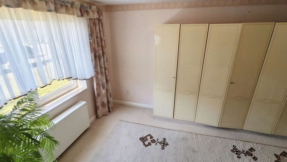 Uetze - Dollbergen - Handwerkertraum - Grosses Wohnhaus zum Sanieren – EG - Schlafzimmer