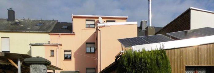 ¡Casa unifamiliar o bifamiliar reformada y disponible para entrar a vivir rápidamente, con instalaciones técnicas modernas y dependencias anexas, en una tranquila zona urbana de Treuen, en venta!