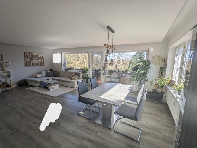 Wohnzimmer gr. Fensterfront