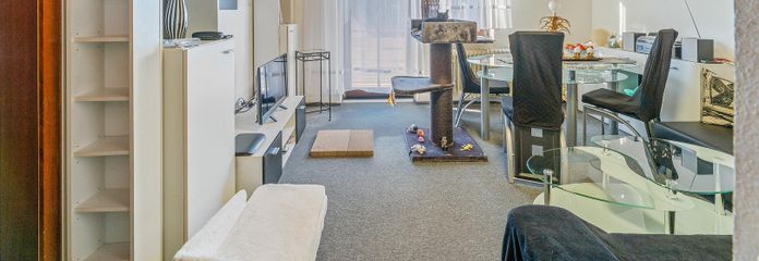 Wohnzimmer mit Balkonzugang