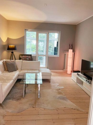 Möbliert wohnen in Schwachhausen: 3 Zimmer, eigener Garten, 1.700 € all-inclusive – Wohnzimmer