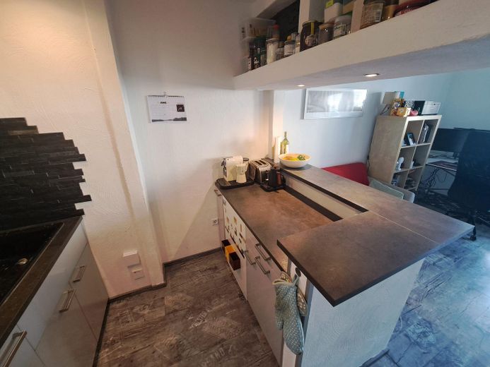 Appartamento di 2 locali con balcone esposto a sud-est nel Vorderen Westen vicino a Bebelplatz – Offene Küche mit Thekenbereich
