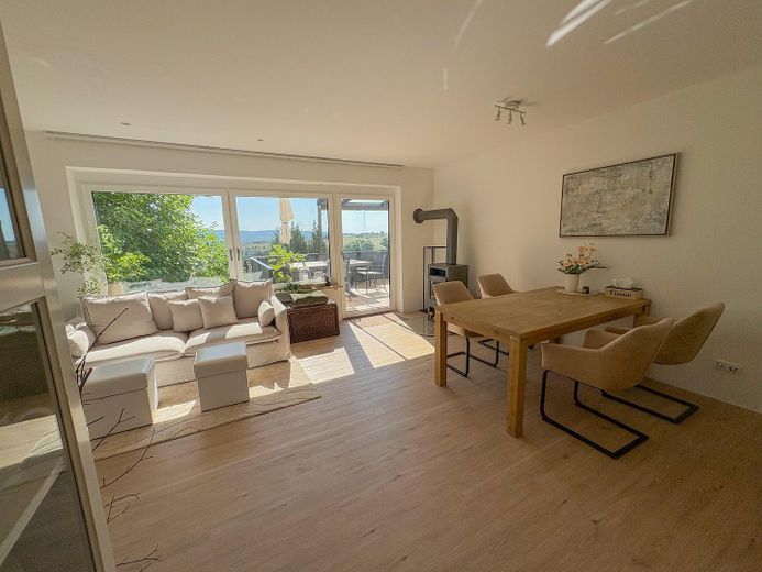 Provisionsfrei - Wohnen wie im eigenen Haus: 120m² mit Garten, Traum-Weitblick & Wellness-Faktor – Wohn-/Esszimmer