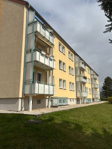 frisch renoviert - modernisierte/helle Etagenwohnung - 2,0 Zi. Küche mit EBK/Wannenbad (TLB) - ca. 45m² – 260422_MW_1.OG_links_WLS60_Crimmitschau_Bilder_CKI_003_Haus.