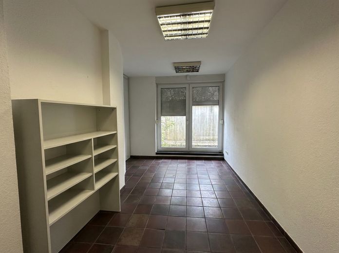 Büro im Herzen von Langenfeld + Archiv, Parkplatz, Konferenzraum – Büro unten