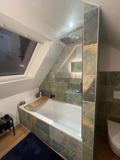 Bad mit Badewanne OG