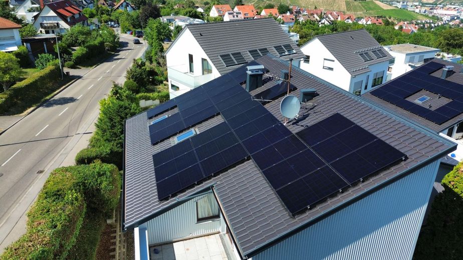 First occupancy after core renovation: 4-room apartment with PV tenant electricity & underground parking space in S-Heumaden – Gebäude