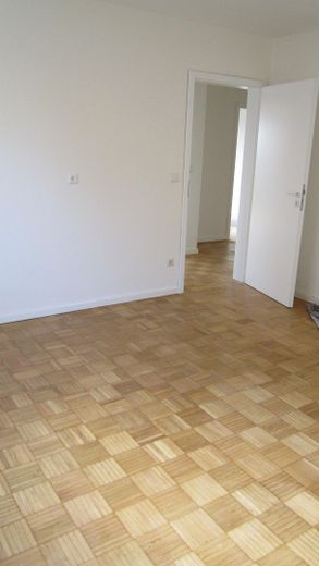 Ruhige zentrale 4,5-Zimmer-Wohnung mit großem Balkon 1. OG Herrenberg Ziegelfeld Wallbox Stellplatz – Kind