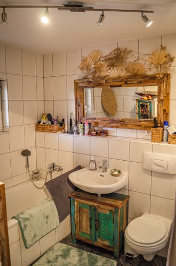 well-located maisonette condominium apartment with underground parking, only 200m to Wiesengrund! – Bad 2