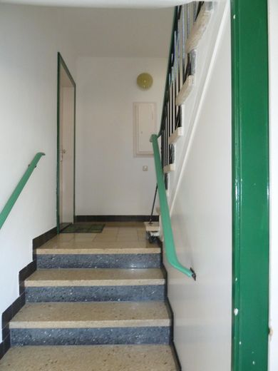 Lichtdurchflutete charmante 3 Zi-DG-Whg. renoviert-in bester grüner Lage - – Treppenhaus