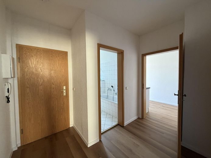 Sonnenglück - sonnige 2-Raum-Wohnung mit neuer Küche und Balkon – Eingangsbereich