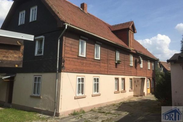 Encantadora casa de entramado de madera protegida como monumento histórico con una amplia parcela
