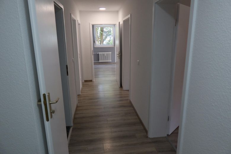 Appartement 3 pièces avec balcon et place de stationnement à Niefern – Flur