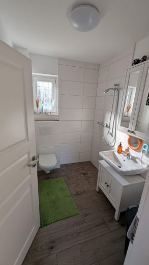 Acogedora vivienda antigua con mucho espacio para la familia y un gran jardín – EG - Gästebad mit Dusche