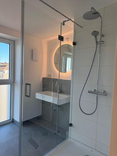 Obra nueva: Ático con terraza orientada al sur y cocina equipada - en Reinickendorf/Mitte – Dusche