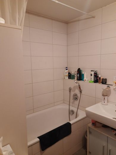 नॉयफेन में लिविंग किचन वाला उज्ज्वल 4-कमरों का अपार्टमेंट – Badezimmer mit Wanne