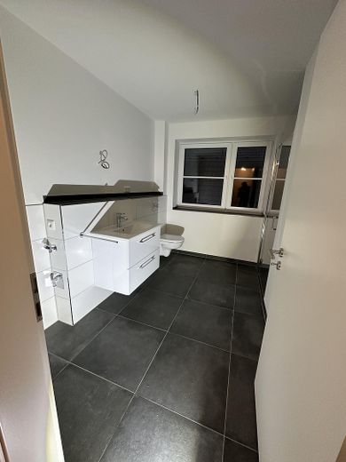 Neubau-Erstbezug: 5 Zimmer Reihenhaus, 110 m², Garten, Terrasse, Wallbox in Neumünster-Gadeland – Beispiel Vollbad