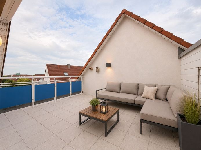 *Schöne DG-Maisonnette-Wohnung mit Fernblick* – Südterrasse mit Dekobeispiel