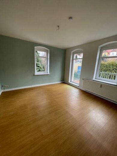 kl. MFH san. AB, 4-Zi. Wohng. 1.OG, 2xBad, 2 Balk., ruhig DD-Süd – Zimmer m.Balkon links