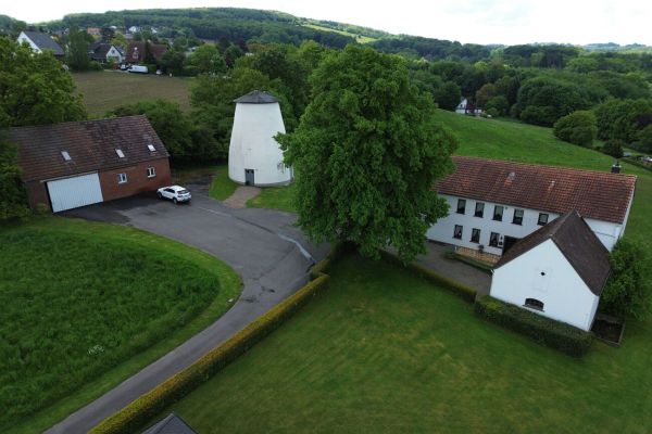 Charmantes Ein- bis Zweifamilienhaus mit Lagerflächen &amp; vielseitigem Entwicklungspotenzial