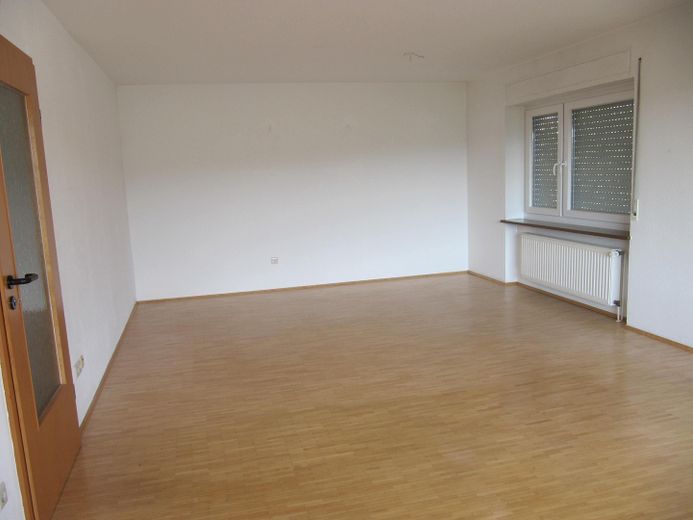 2 ½ Familienhaus in zentraler, ruhiger Süd- und Aussichtslage in St. Georgen/Schwarzwald – Wohnzimmer