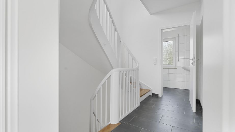 Ingolstadt-Nord’da bahçeli, tamamen yenilenmiş sıra evin köşe evi – OG Flur mit Blick zum Bad