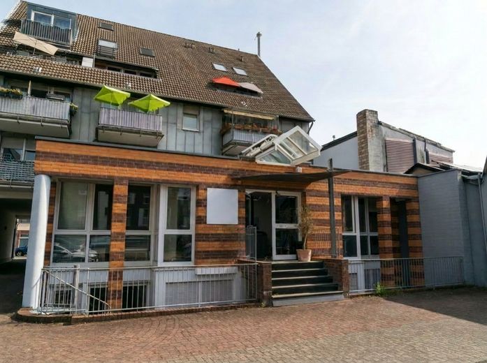 Büro im Herzen von Langenfeld + Archiv, Parkplatz, Konferenzraum – Frontansicht (2te Reihe nicht an der Straße)