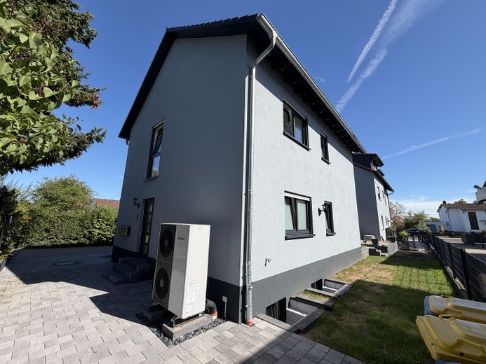 Élégant appartement de 2 pièces avec jardin privatif et équipements modernes – Hausansicht 4 Eingang 
